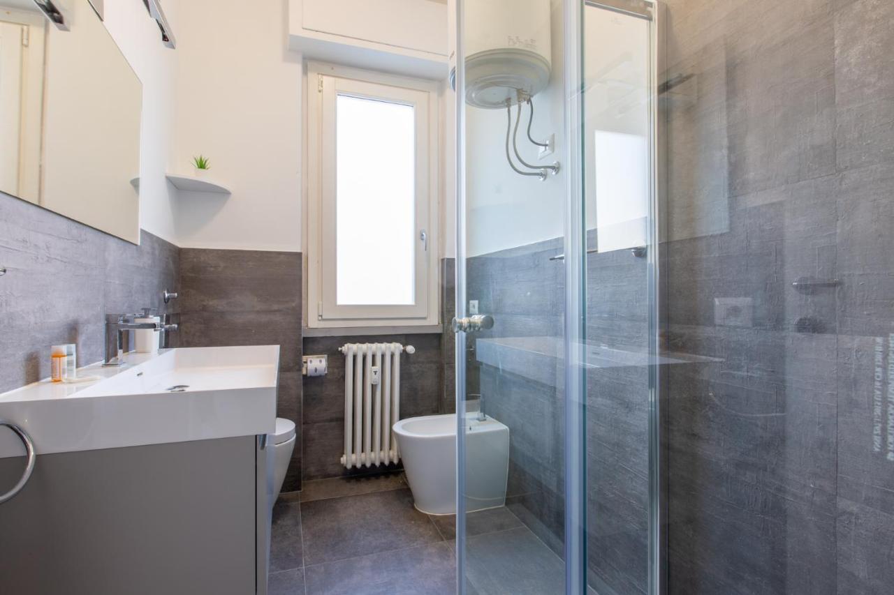 Italstay - Disciplini Apartment -10 Min Dal Duomo Milan Luaran gambar