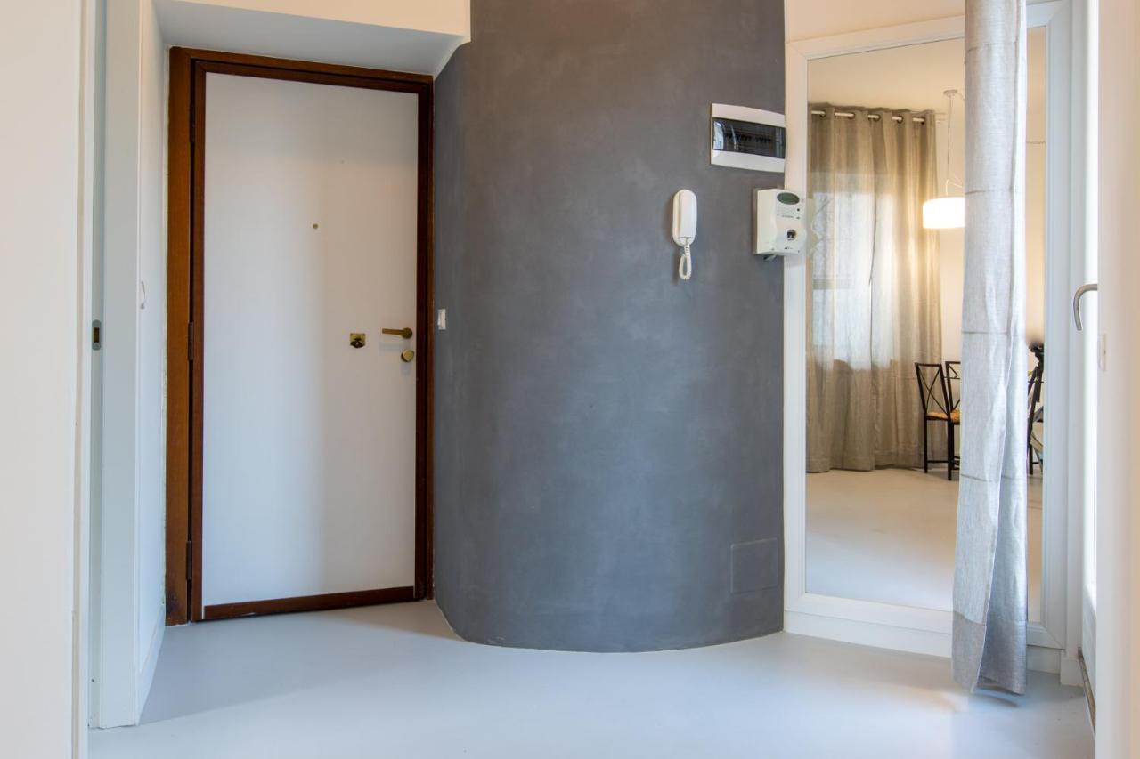 Italstay - Disciplini Apartment -10 Min Dal Duomo Milan Luaran gambar