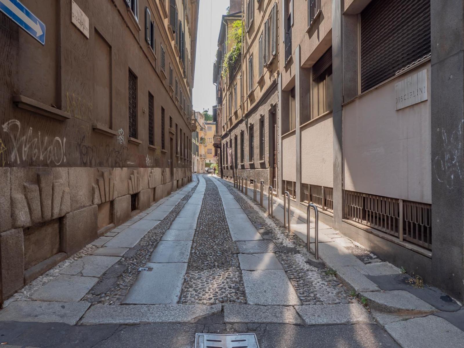 Italstay - Disciplini Apartment -10 Min Dal Duomo Milan Luaran gambar